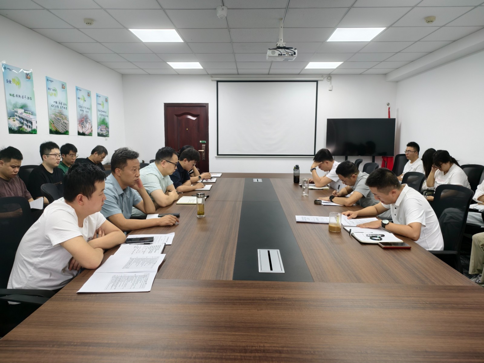 生物科技公司傳達落實集團深入貫徹中央八項規(guī)定精神學(xué)習(xí)教育暨巡視整改工作推進會會議精神的圖片.jpg